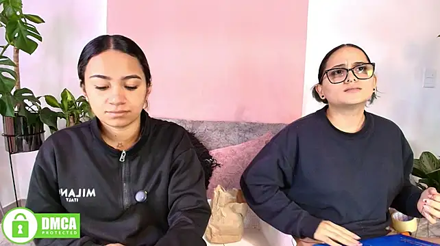Jules_n_Gia Show in webcam