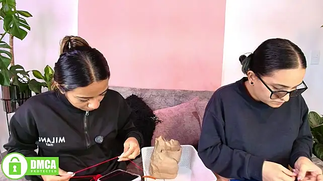 Jules_n_Gia's Webcam Show