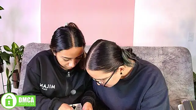 Show modela Jules_n_Gia na web-kameri