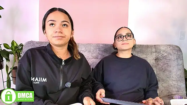 Jules_n_Gia Webcamshow