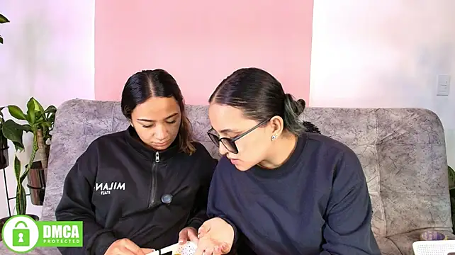 Jules_n_Gia Webcamshow