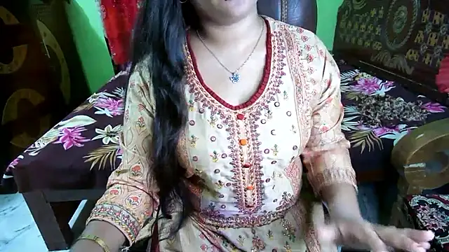 BengaliQueenStar Chat XXX in diretta