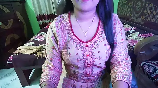 BengaliQueenStar élő XXX-chatje