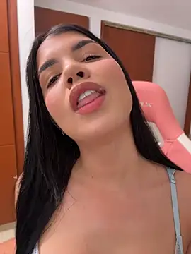 הופעת וובקאם של emma_lopes