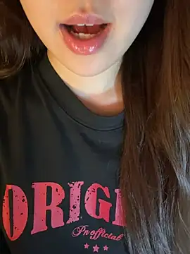 Uyennii02 Show Webcam