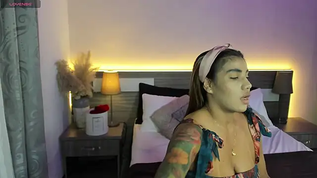 ZarahFoxx's Live XXX Chat