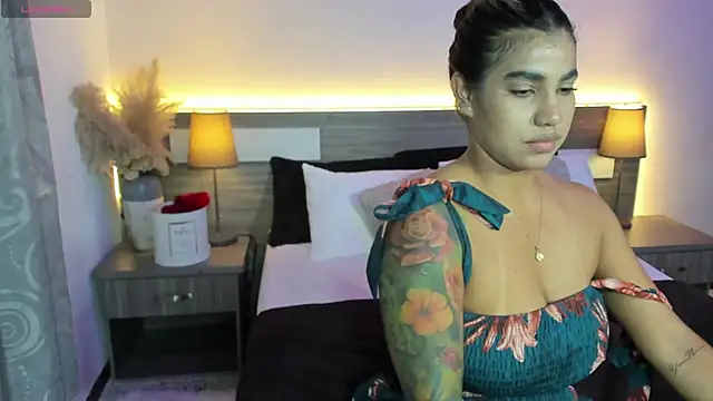 ZarahFoxxのライブXXXチャット
