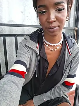 LulumiBloom Adlı Modelin Canlı XXX Sohbeti