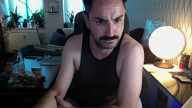 tomz0819: διαδικτυακό σόου στην κάμερα