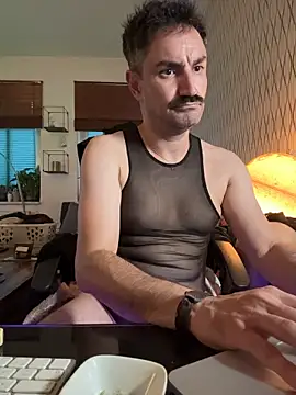tomz0819: διαδικτυακό σόου στην κάμερα