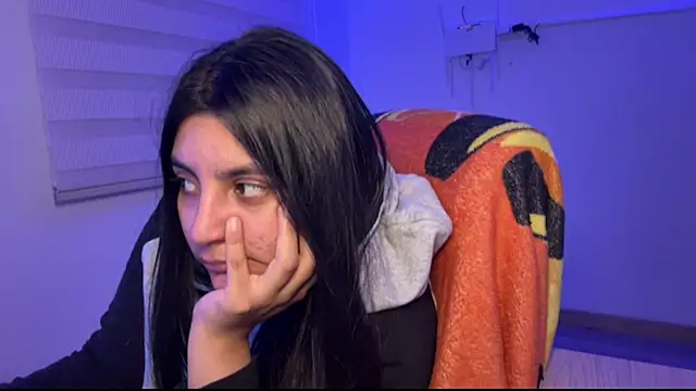 cloe_small Adlı Modelin Canlı XXX Sohbeti