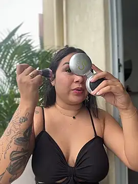 Pretty_Isadora: διαδικτυακό σόου στην κάμερα