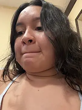Pretty_Isadora Show in webcam