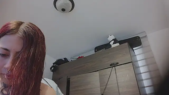 selene_red_ Show in webcam