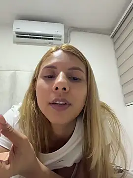DollMagguie Show in webcam
