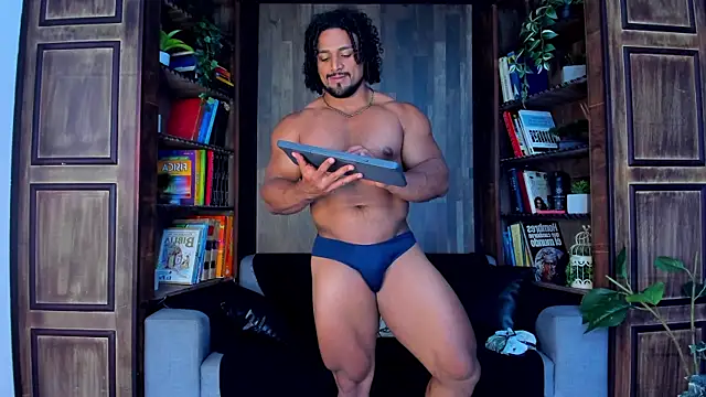 MikeEstevess: διαδικτυακό σόου στην κάμερα