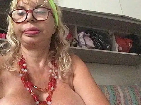 manyaporno Show in webcam