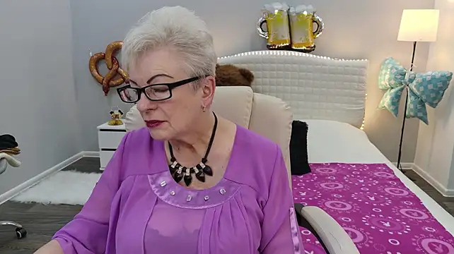 Pokazy przed kamerką – KayleSmoll