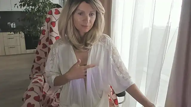 IIEmi Chat XXX live