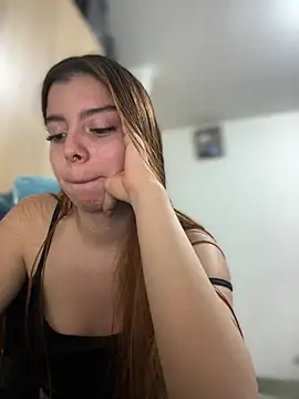 צ'אט XXX בשידור חי של Cloew_Marz