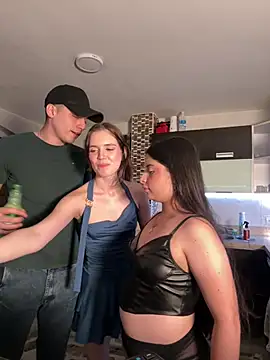 kevin_hotgirls Show in webcam