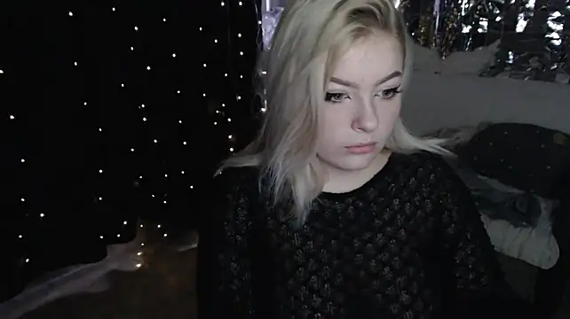 Red_Blonde_ Show in webcam
