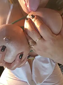 Paulette-squirt 网络视讯表演