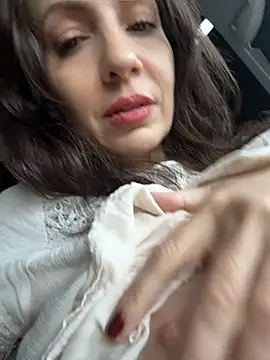 BeautifulMesss: διαδικτυακό σόου στην κάμερα