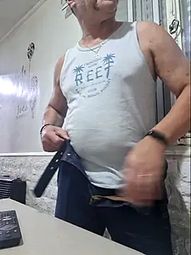 darialmas: διαδικτυακό σόου στην κάμερα