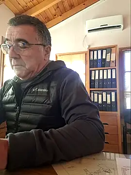 darialmas: διαδικτυακό σόου στην κάμερα