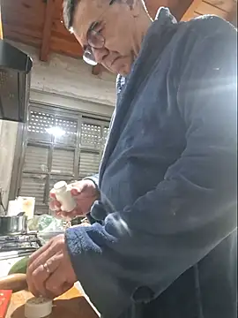 darialmas: διαδικτυακό σόου στην κάμερα