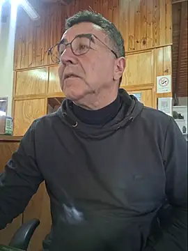 darialmas: διαδικτυακό σόου στην κάμερα