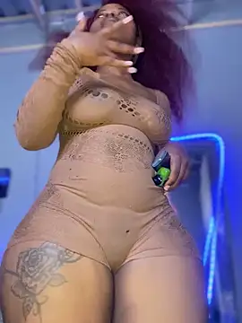 DiamondGoddes Show in webcam