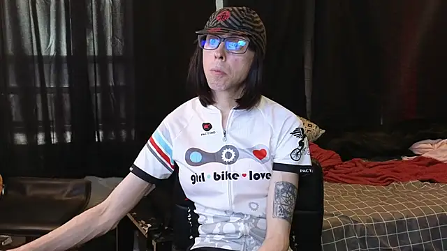 April_Strife Show in webcam
