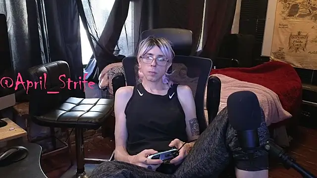 April_Strife Show in webcam