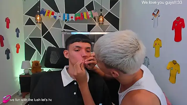 Juan_Nd_Steven: διαδικτυακό σόου στην κάμερα