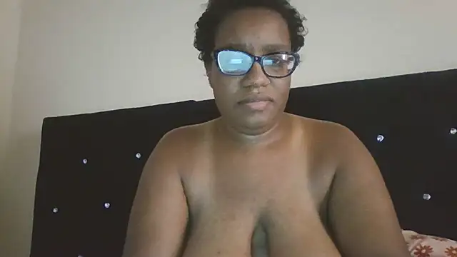 Lini_Arlena Show in webcam