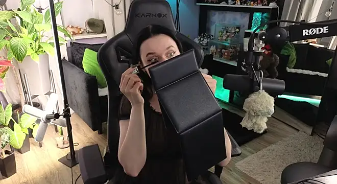 KiraLiLime's Webcam Show