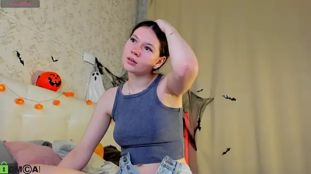 Nicole_Charm Show in webcam
