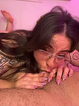 Mizztikaa: διαδικτυακό σόου στην κάμερα