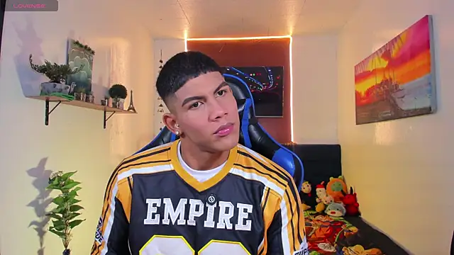 Damian_latinxxx Show in webcam