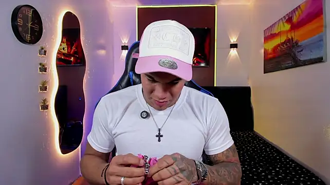 Damian_latinxxx Show in webcam