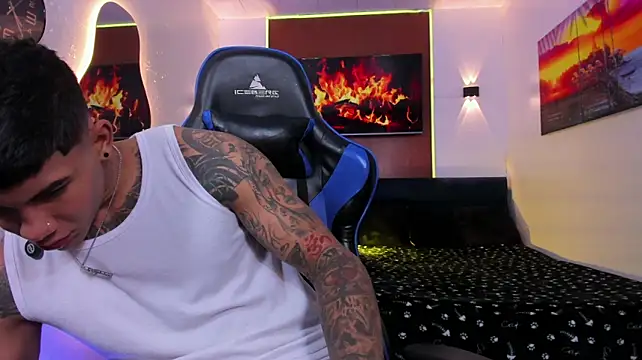 Damian_latinxxx Show in webcam