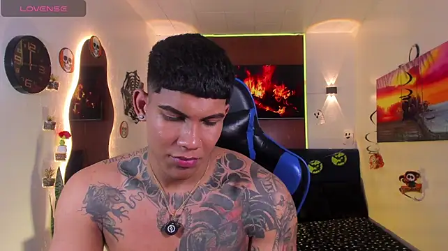 Damian_latinxxx Show in webcam