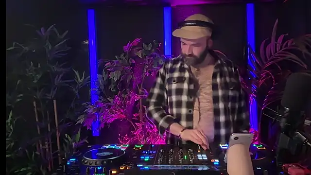 Pokazy przed kamerką – Turnt_Reynolds