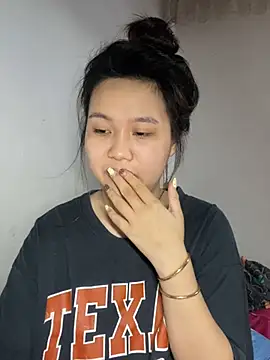 Almira6868's Live XXX Chat