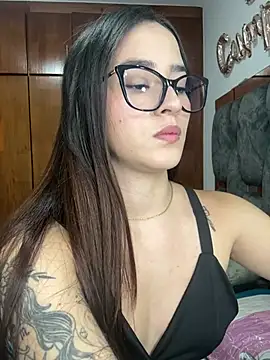 Chat +18 de Veronica_isaza__ ao vivo