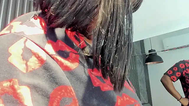 SaraiEvans élő chatszobája