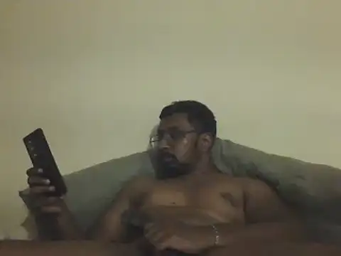 Straightchennaibull Show in webcam