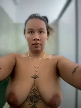 Pokazy przed kamerką – Emiily_lee